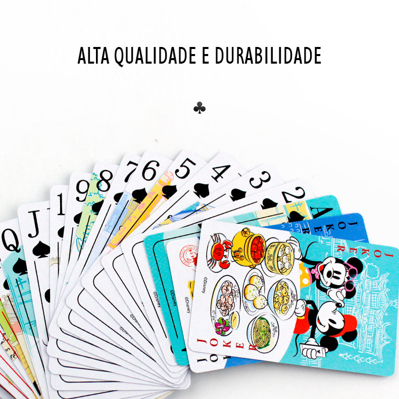 Amigos Jogando Jogo De Cartas Unitárias Durante As Férias